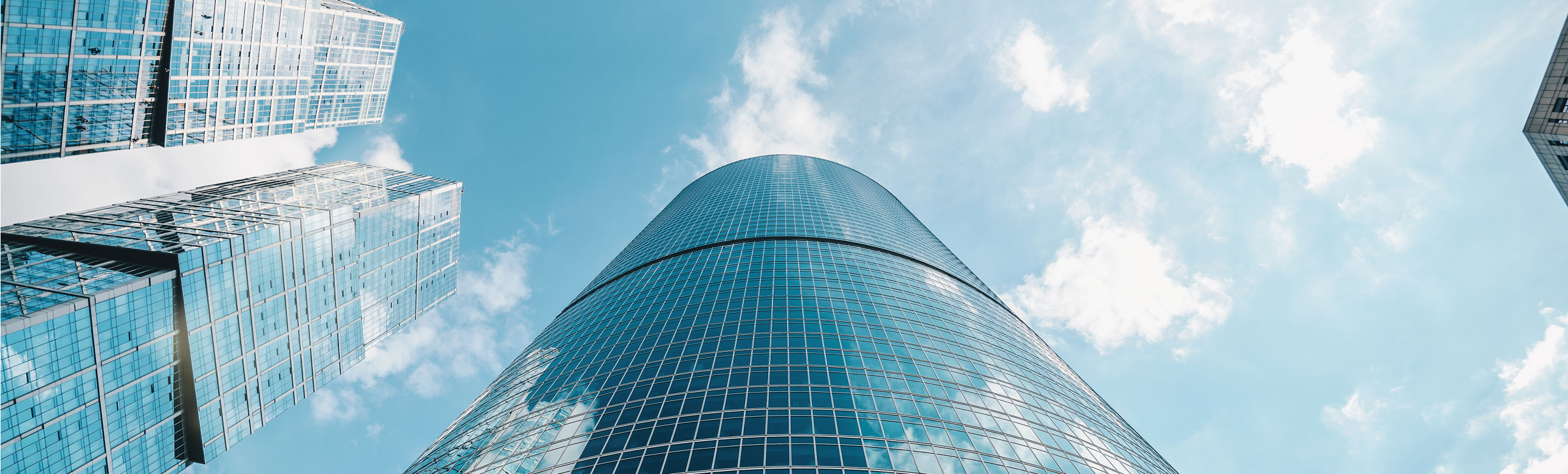2focusplus imagem finanças empresariais edificio alto com espelhos